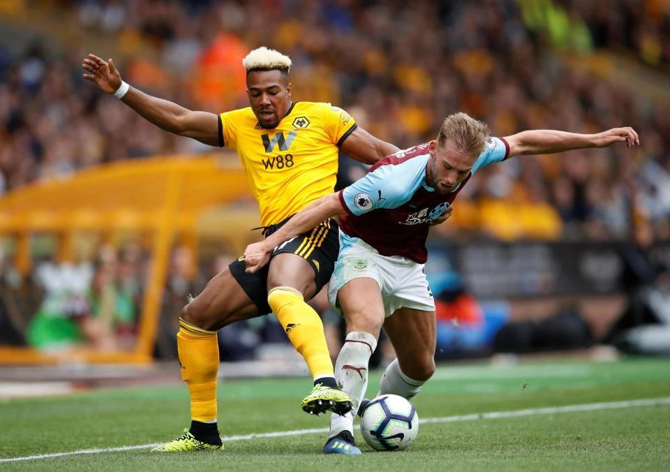 Ngôi sao Wolverhampton Wanderers, Adama Traore (trái) chạy nhanh nhất hành tinh. 