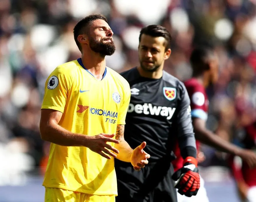 Oliviewr Giroud (trài, Chelsea) thất vọng trước khung thành Fabianski (West Ham)