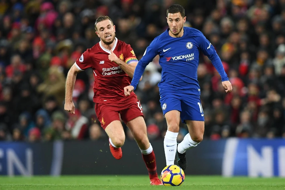 Eden Hazard (phải, Chelsea) đi bóng trước Jordan Henderson (Liverpool)