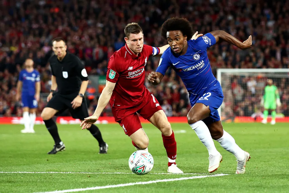 Willian (phải, Chelsea) đi bóng trước James Milner (Liverpool)