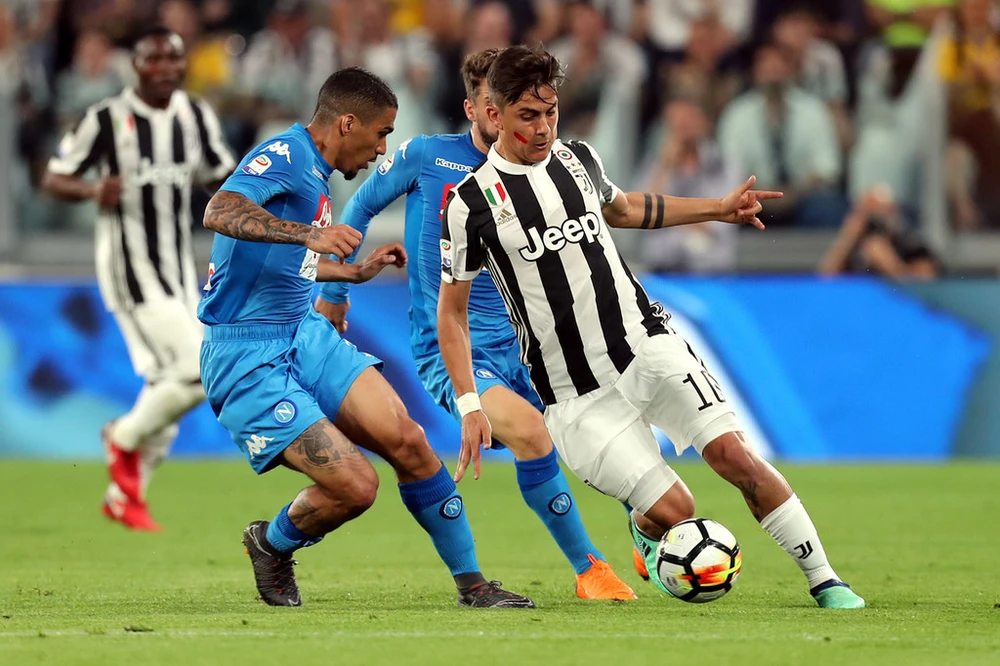 Paulo Dybala (phải, Juventus) đi bóng qua hậu vệ Napoli