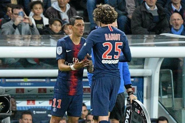 Di Maria (trái) vào sân từ băng dự bị thay Adrien Rabiot