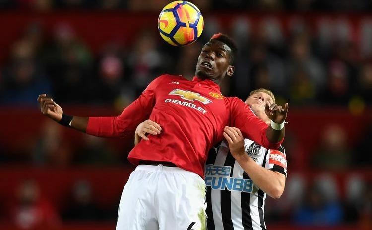 Paul Pogba (trái, Man.United) kiểm soát bóng trước hậu vệ Newcastle.