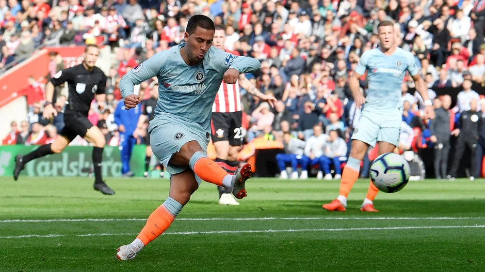 Eden Hazard ung dung ghi bàn từ 12 thước