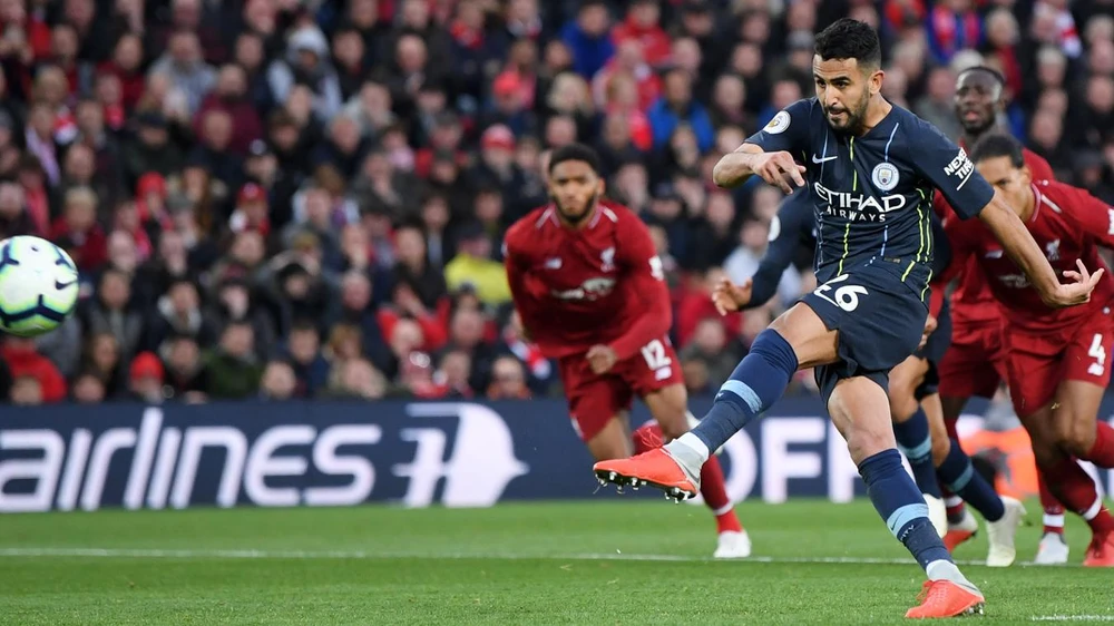 Riyad Mahrez tung cú sút 11m, vọt xà