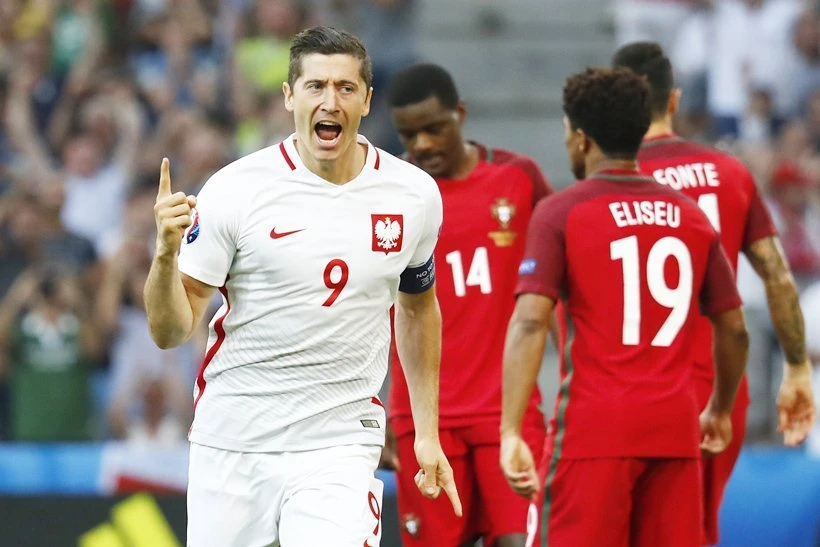 Lewandownski (trái) sẽ ghi điểm cho Ba Lan