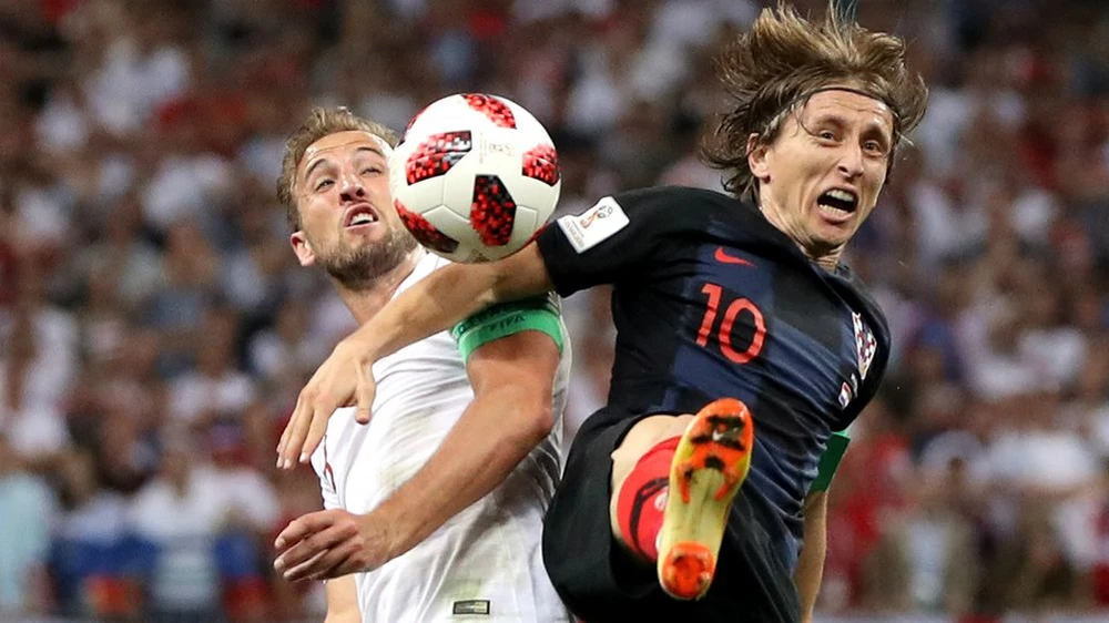 Luka Modric (phảoi) và Harry Kane (tuyển Anh)