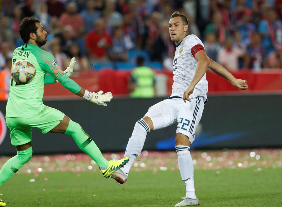 Artem Dzyuba (phải, Nga) ghi bàn vào lưới Thổ Nhĩ Kỳ.