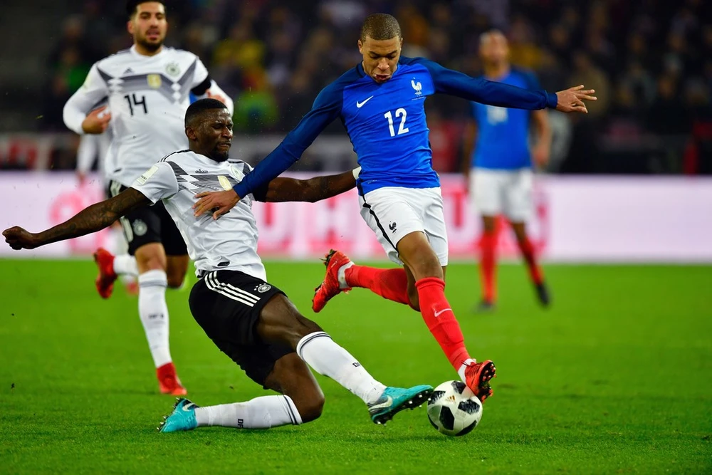 Kylian Mbappe (Pháp, bên phảoi) đi bóng qua trung vệ Rudiger (Đức)