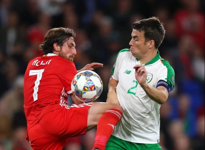 Joe Allen (trái, Xứ Wales) và Seamus Coleman (CH Ailen)