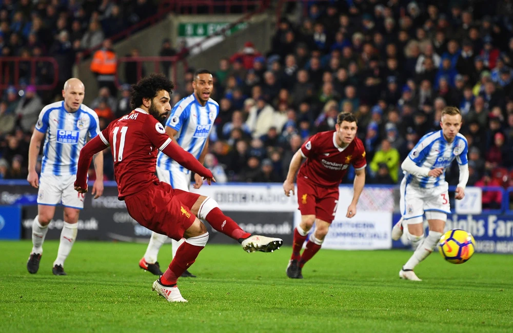 Mo Salah (trái, Liverpoo) tung luối Huddersfield mùa trước