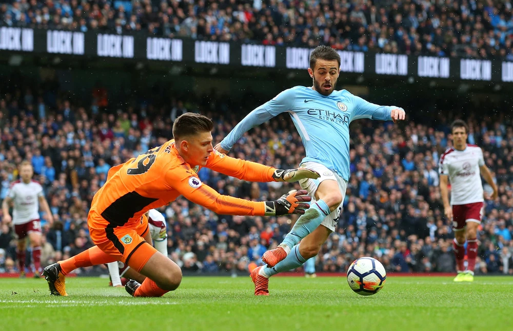 Bernardo Silva (phải, Manchester City) lừa bóng qua thủ thành Nick Pope (Burnley)