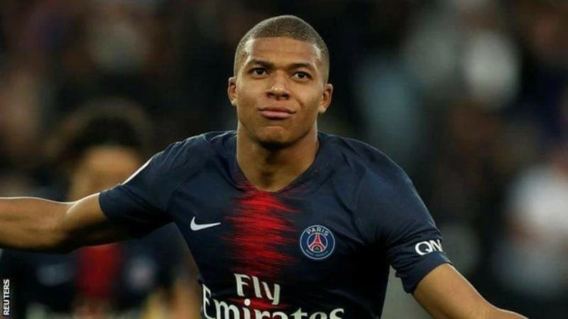 Kylian Mbappe ghi bàn khi chơoi vai tiền đạo.