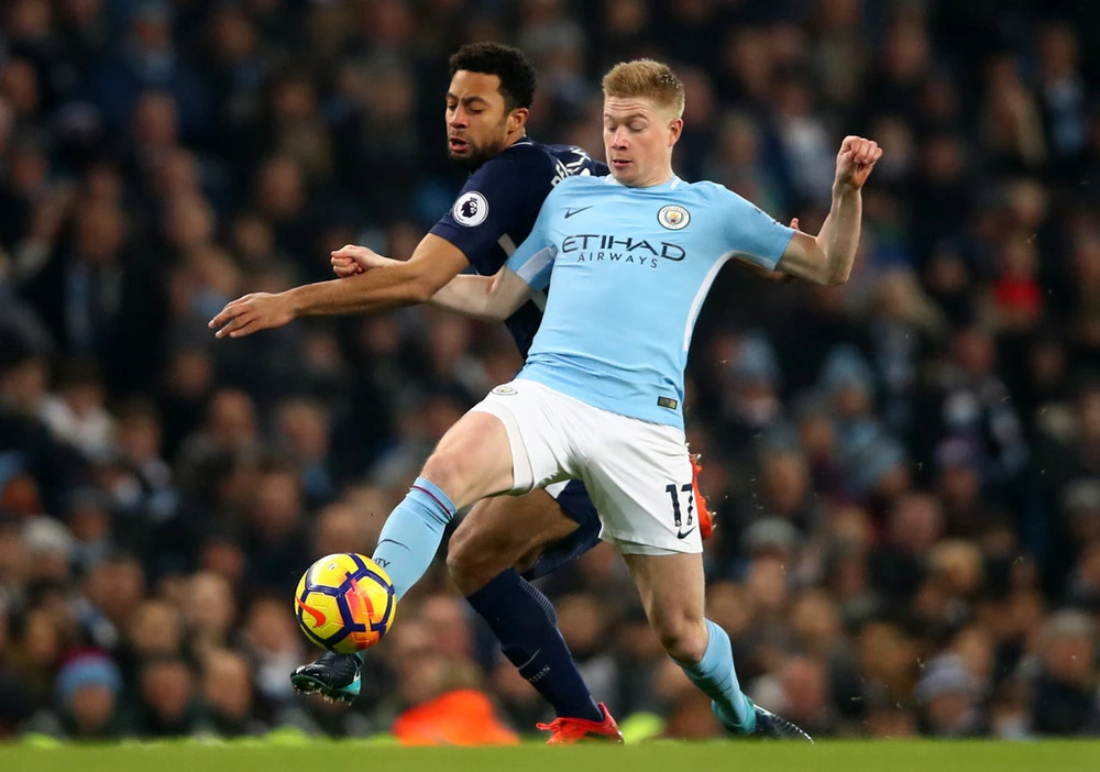 Kevin De Bruyne (phải, Manchester City) tranh bóng với Mousa Dembele (Tottenham)