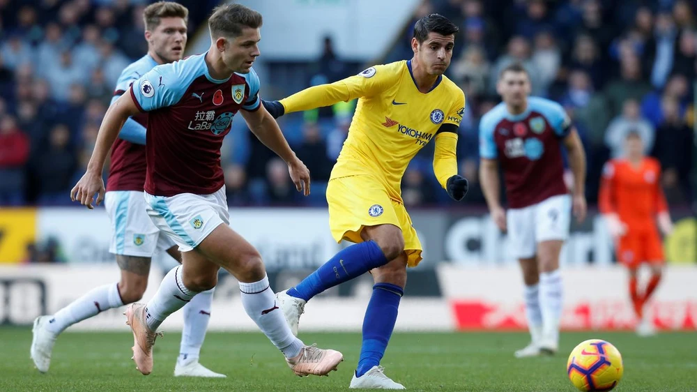 Alvaro Morata (giữa) ghi bàn sớm cho Chelsea