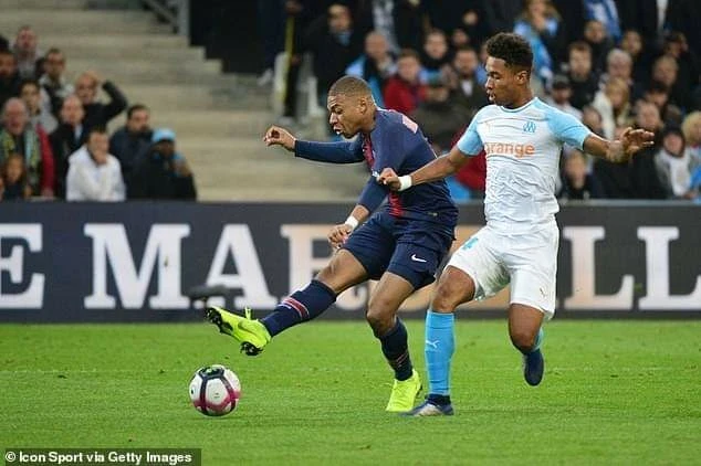 Kylian Mbappe ghi bàn vào lưới Marseille.