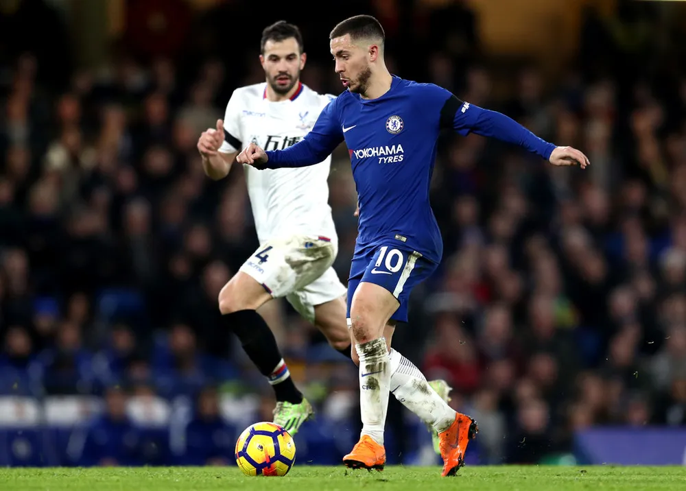 Eden Hazard (trái., Chelsea) đi bóng trước hậu vệ Crystal Palace.