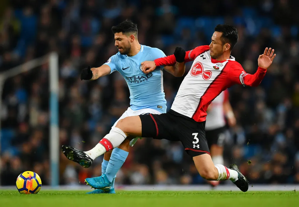 Sergio Aguero (trái, Man City) vượt qua hậu vệ Southampton