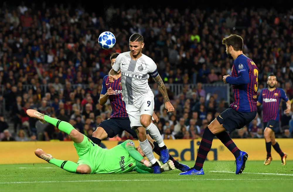 Thủ thành Marc-Andre Ter Stegan (Barcelona) bắt bóng trong chân Mauro Icardi (Inter Milan)