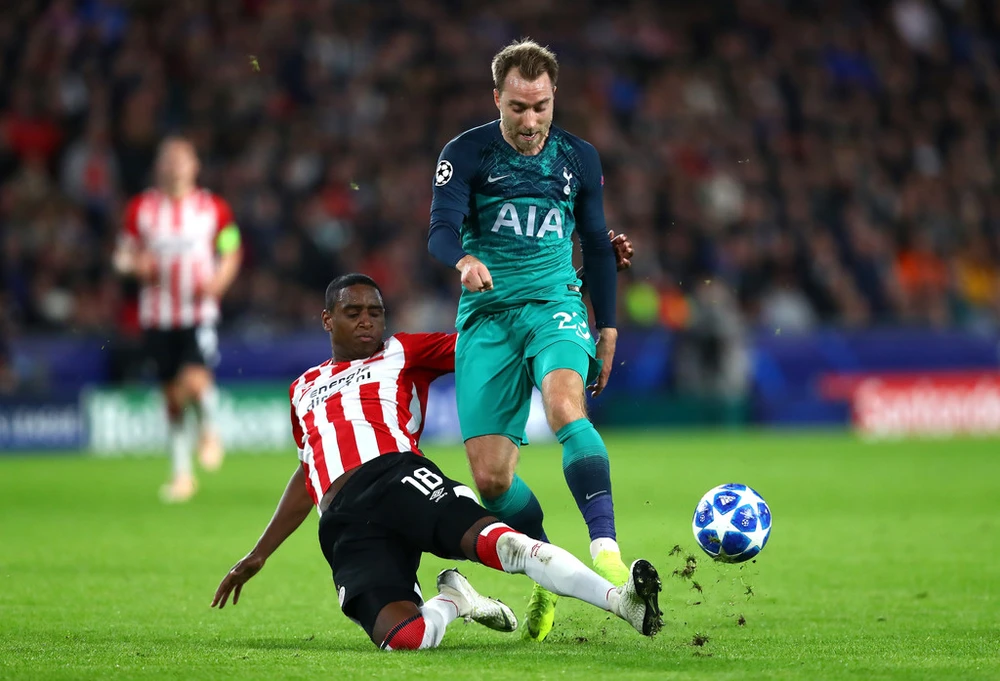 Christen Eriksen đi bóng qua hậu vệ PSV