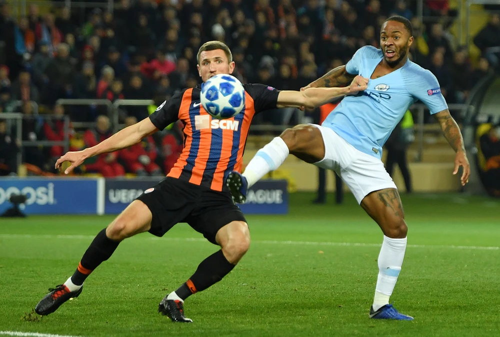 Raheem Sterling (Phải< Man City) uy hiếp khung thành Shakhtar.