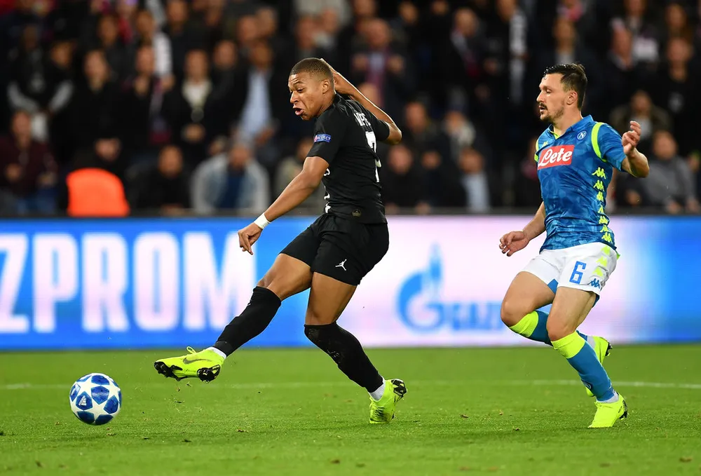 Kylian Mbappe ghi bàn trong trận gặp Napoli