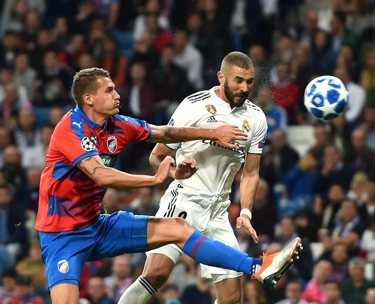 Karim Benzema (phải, Real Madrid) tranh bóng với hậu vệ Plzen