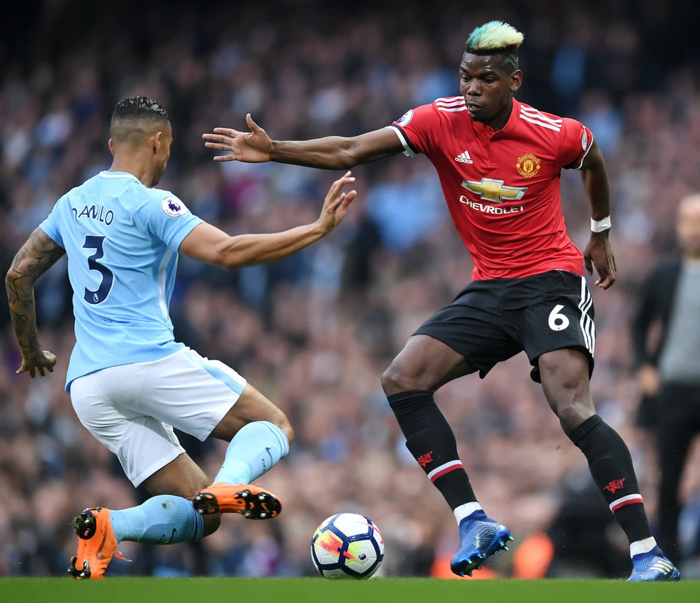 Paul Pogba (phải, Man United) đi bóng qua Danilo (Man City)