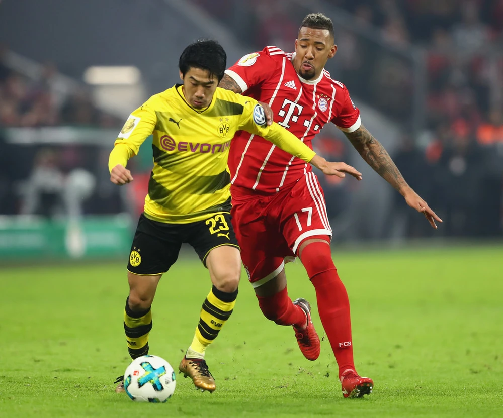 Shinji Kagawa (trái, Borussia Dortmund) đi bóng qua Jerome Boateng (Bayern)