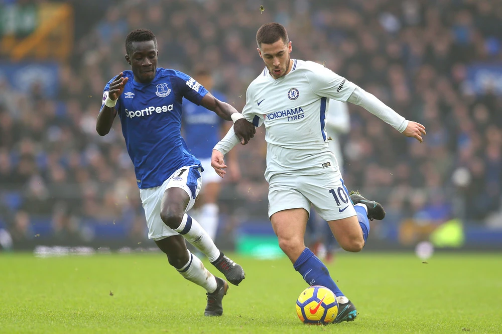 Eden Hazard (phải, Chelsea) đi bóng qua hậu vệ Everton