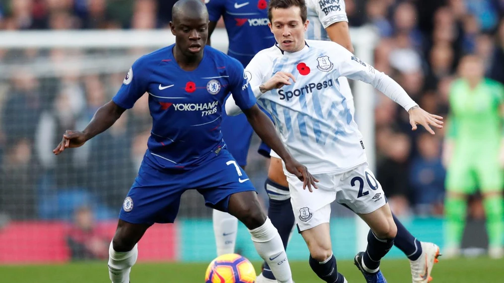 NGolo Kante (trái, Chelsea) kiểm soát bóng trước cầu thủ Everton