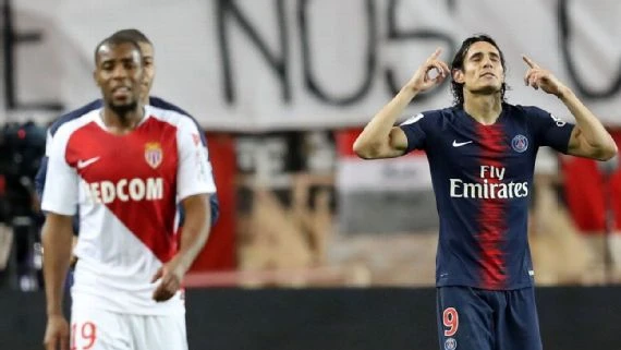 Edinson Cavani ăn mừng bàn thắng