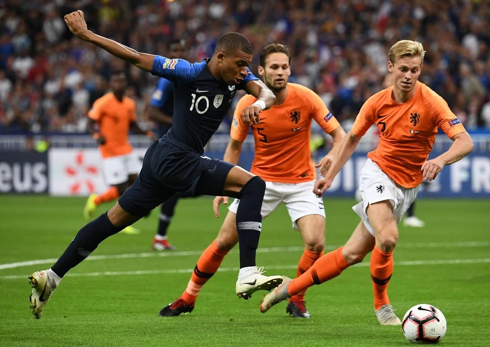 Kylian Mbappe ghi bàn mở tỷ số cho Pháp ở lượt đi