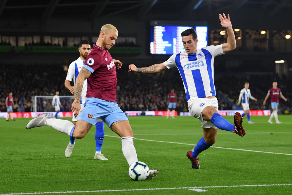 marko Arnautovic (trái, West Ham) đang chơi rất tốt ở Premier League.