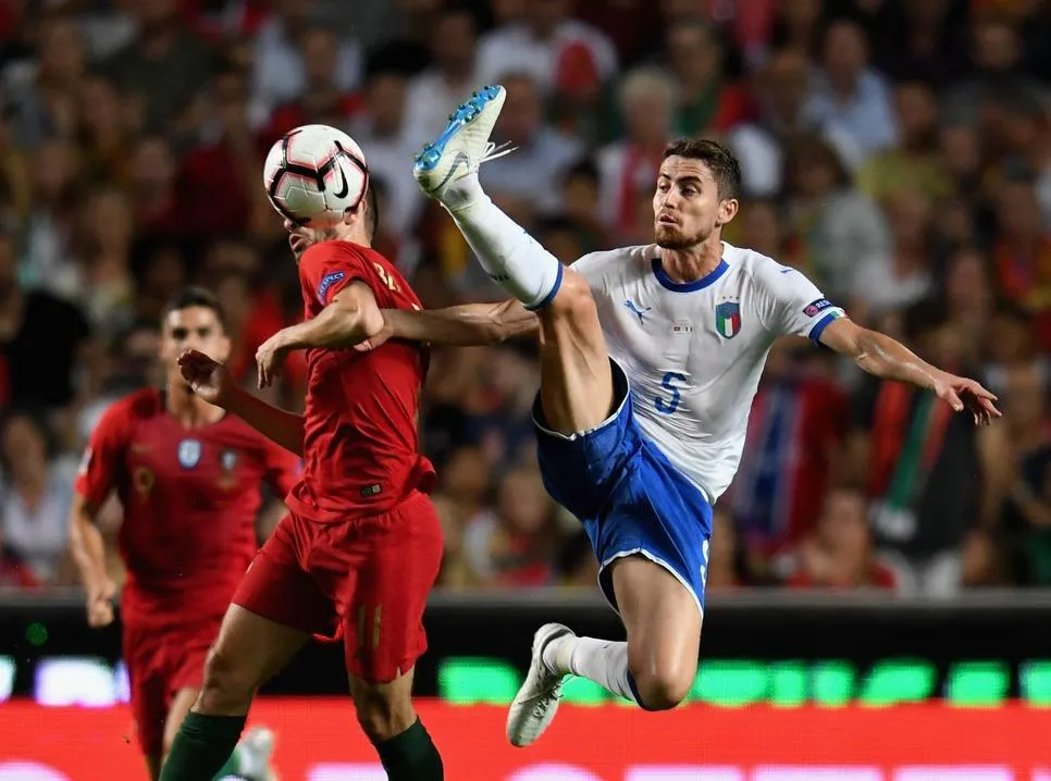Jorginho (phải, Italia tranh bóng trước hậu vệ Bồ Đào Nha.