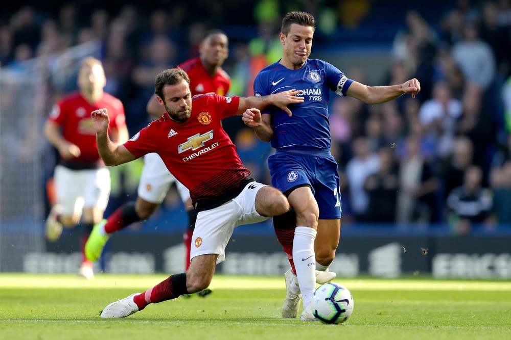 Juan Mata (trái, Man Unitedc) tranh bóng với hậu vệ Chelsea.