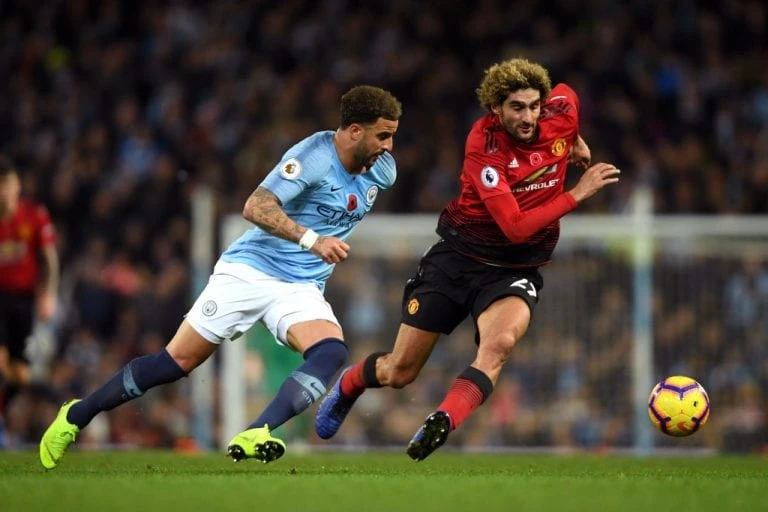 Marouane Fellaini (phải, Man United) tranh bóng với Kyle Walker