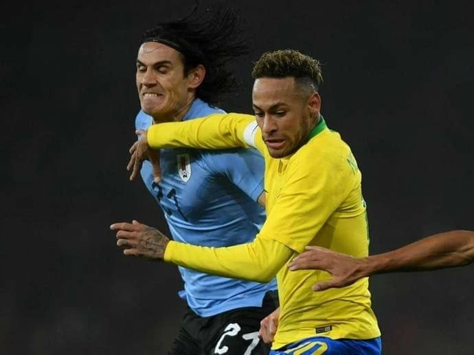 Edinson Cavani tranh bóng với Neymar