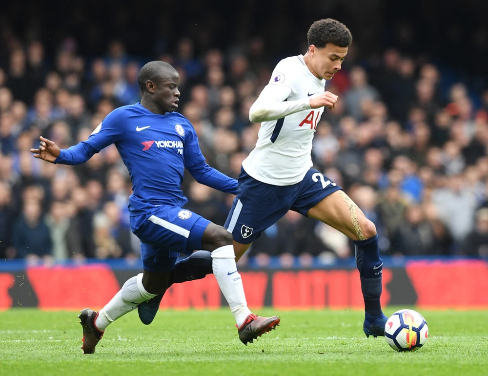 Dele Alli (phải, Tottenham) cố ga981ng vượt qua N'Golo Kante