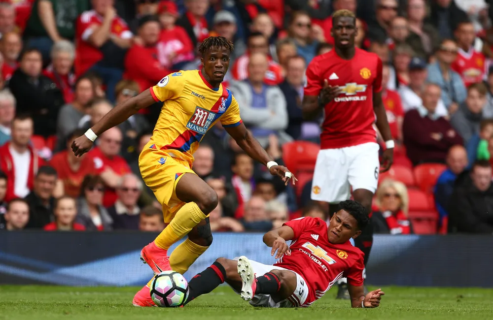 Wilfried Zaha (trái, Crystal Palace) có thể gây so961c cho Man United.