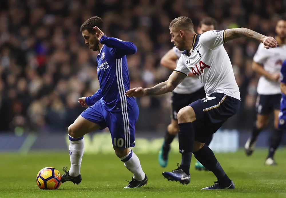 Toby Alderweireld (phải, Tottenham) bám sát Eden Hazard (Chelsea)