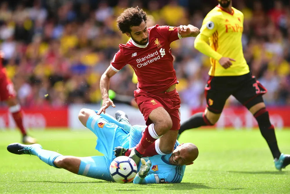 Mo Salah đột phá qua thủ thành Mohamed Salah (phải, Liverpool) Heurelho Gomes (Watford)