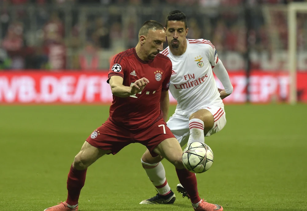 Franck Ribery (trái, Bayern) đi bóng trước Andre Almeida (Benfica)