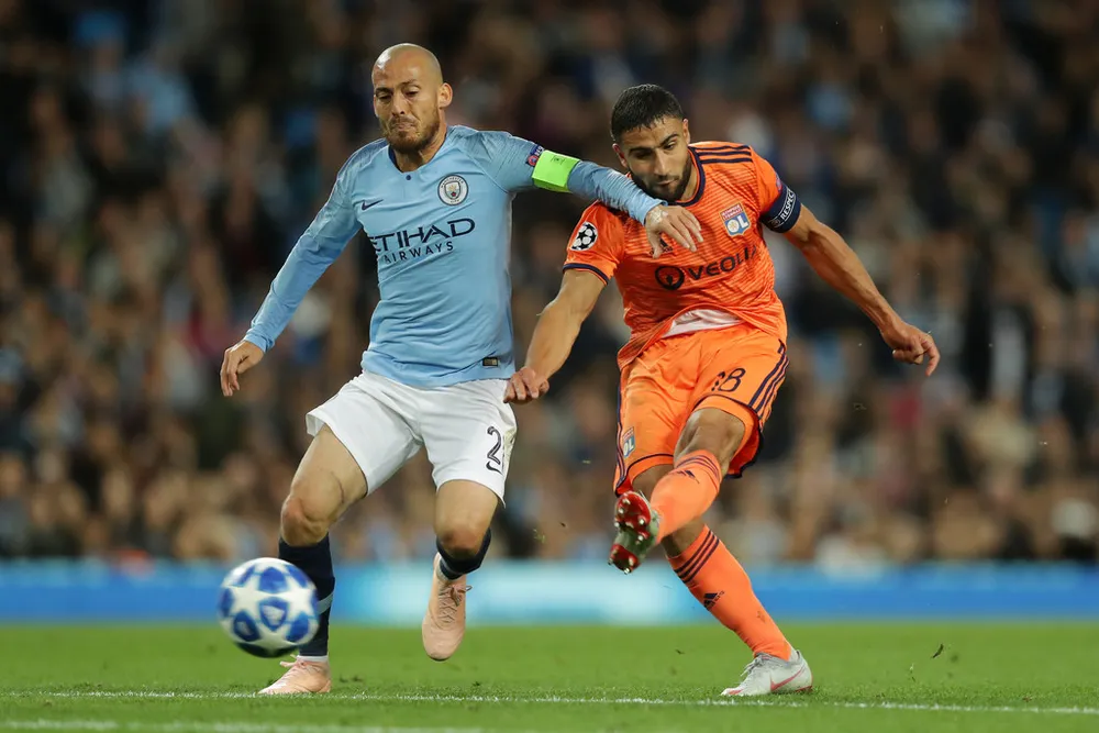 Nabil Fekir (phải, Lyon) ghi bàn trước áp lực của David Silva