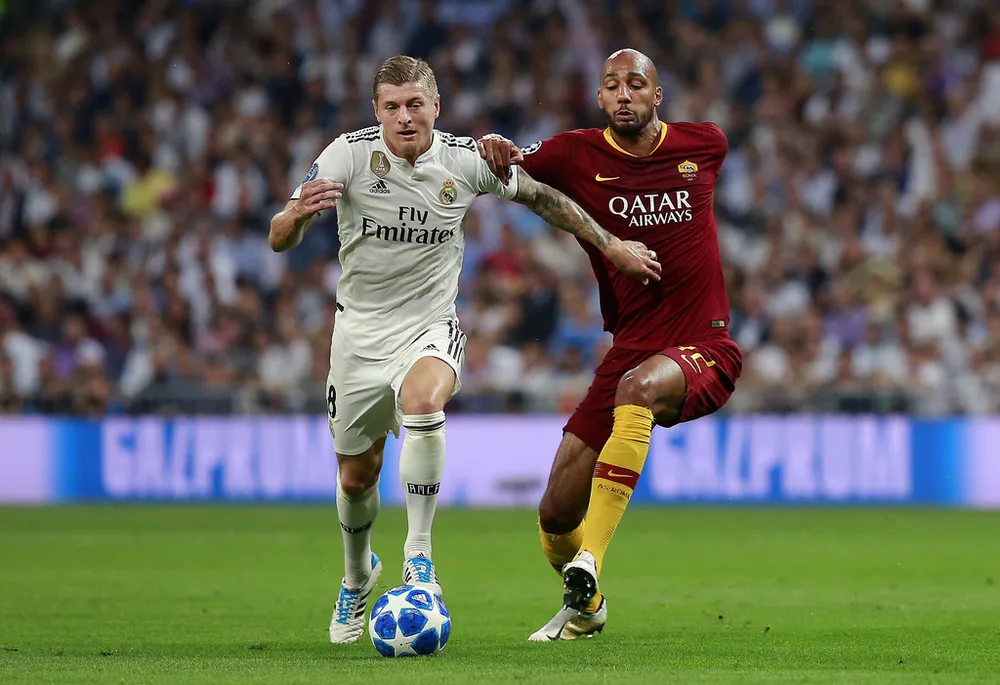 Toni Kroos (Real Madrid, trái) đi bóng trước Steven N'Zonzi (AS Roma)