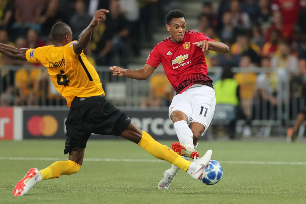 Anthony Martial (phải, manchesyer United) sút cầu ,môn Young Boys