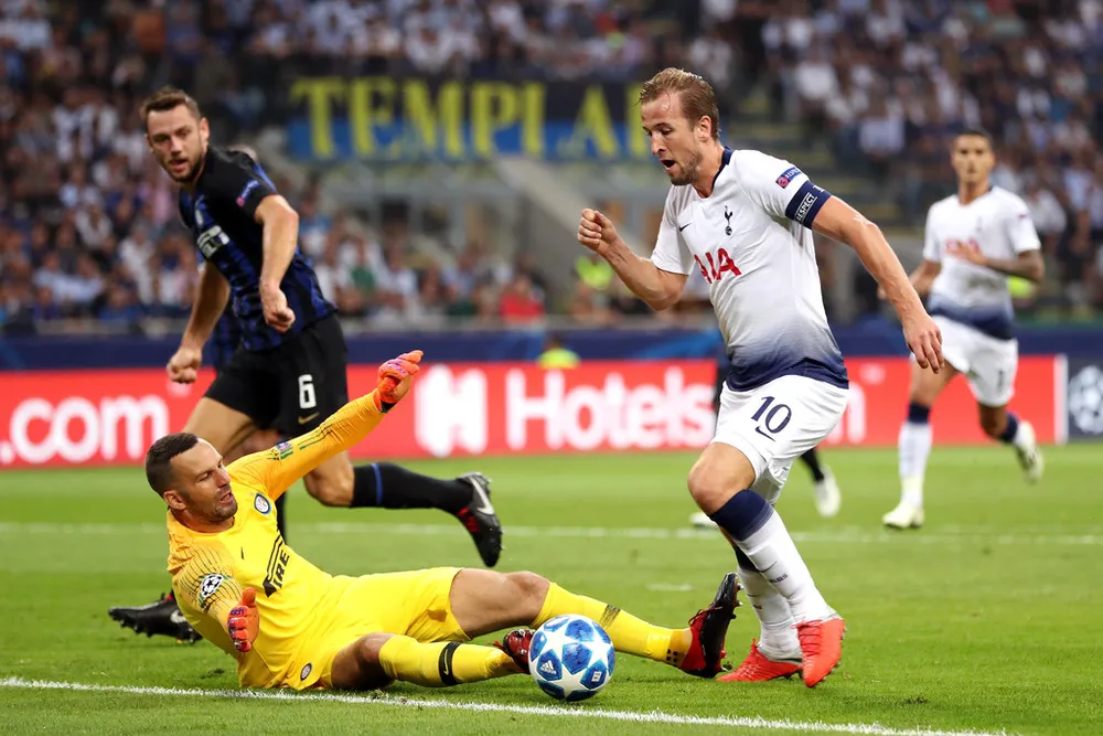 Harry Kane (phải, Tottenham) uy hiếp khung thành Samir Handanovic (Inter)