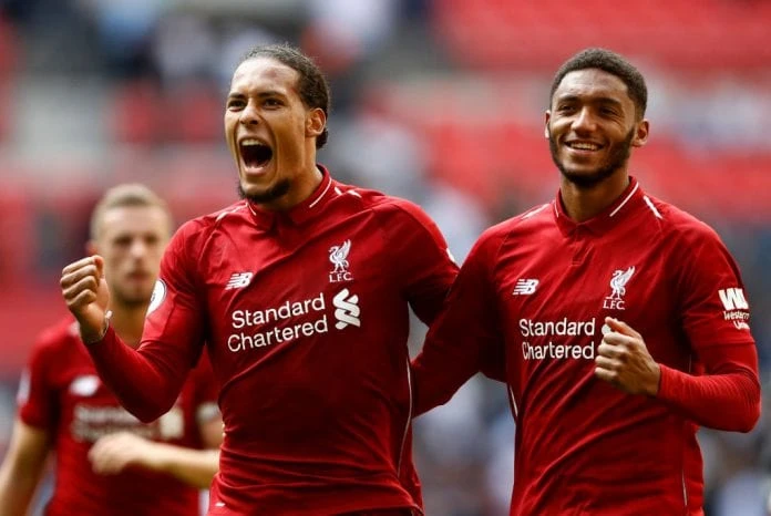 Trung vệ Van Dijk (trái) ăn mừng chiến thắng của Liverpool.