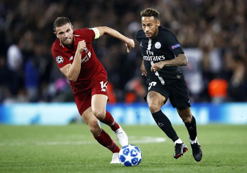 Neymar (phải, PSG) đi bóng qua tiền vệ Liverpool Henderson