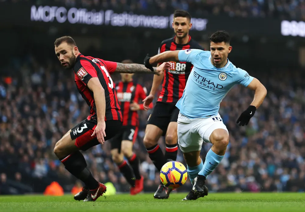Sergio Aguero (phải, Man City) đi bóng qua hậu vệ Bournemouth.